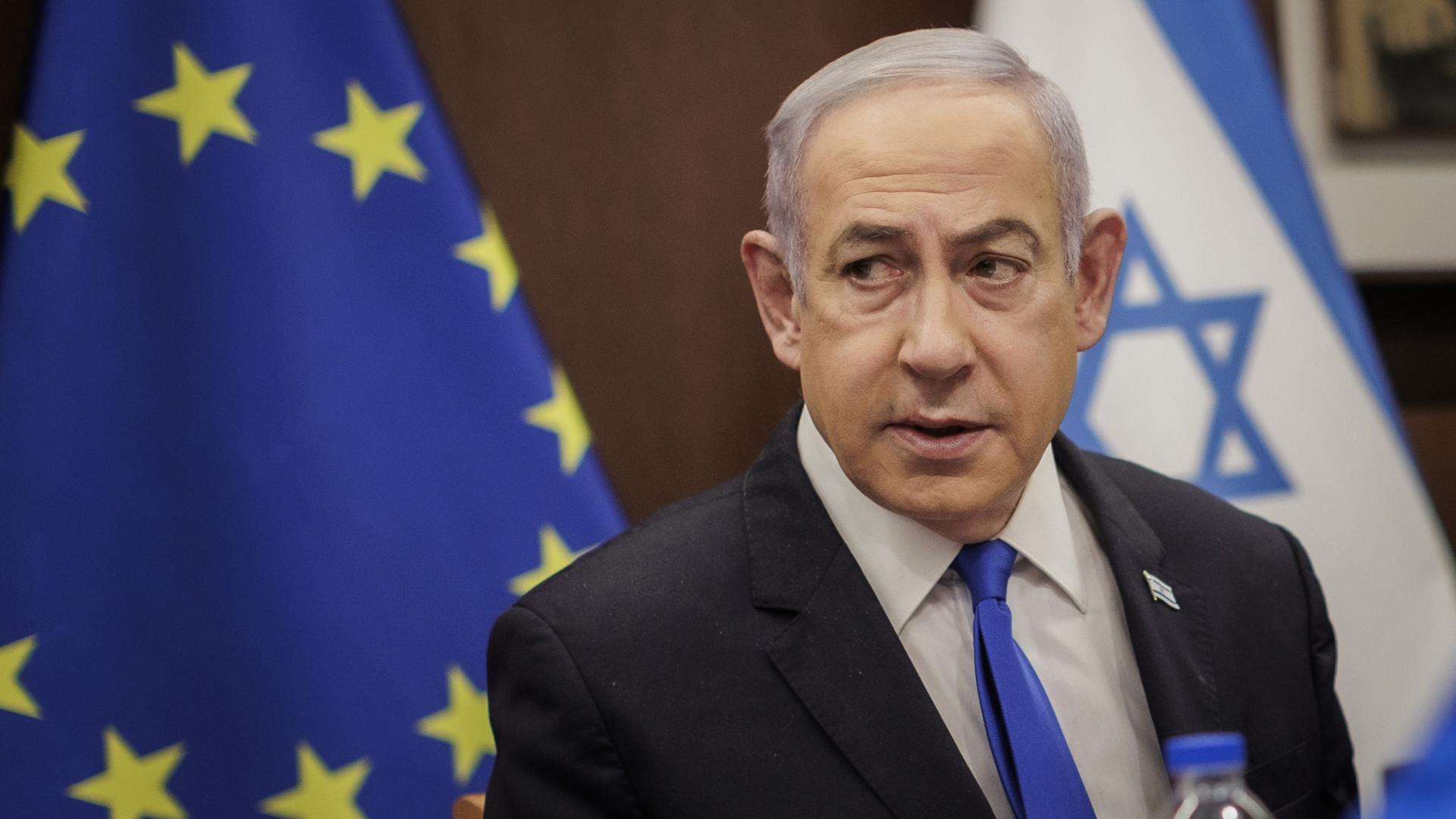 Benjamin Netanjahu, aufgenommen im Rahmen eines Gesprächs in Jerusalem am 17.04.2024, im Hintergrund die Flaggen von EU und Israel