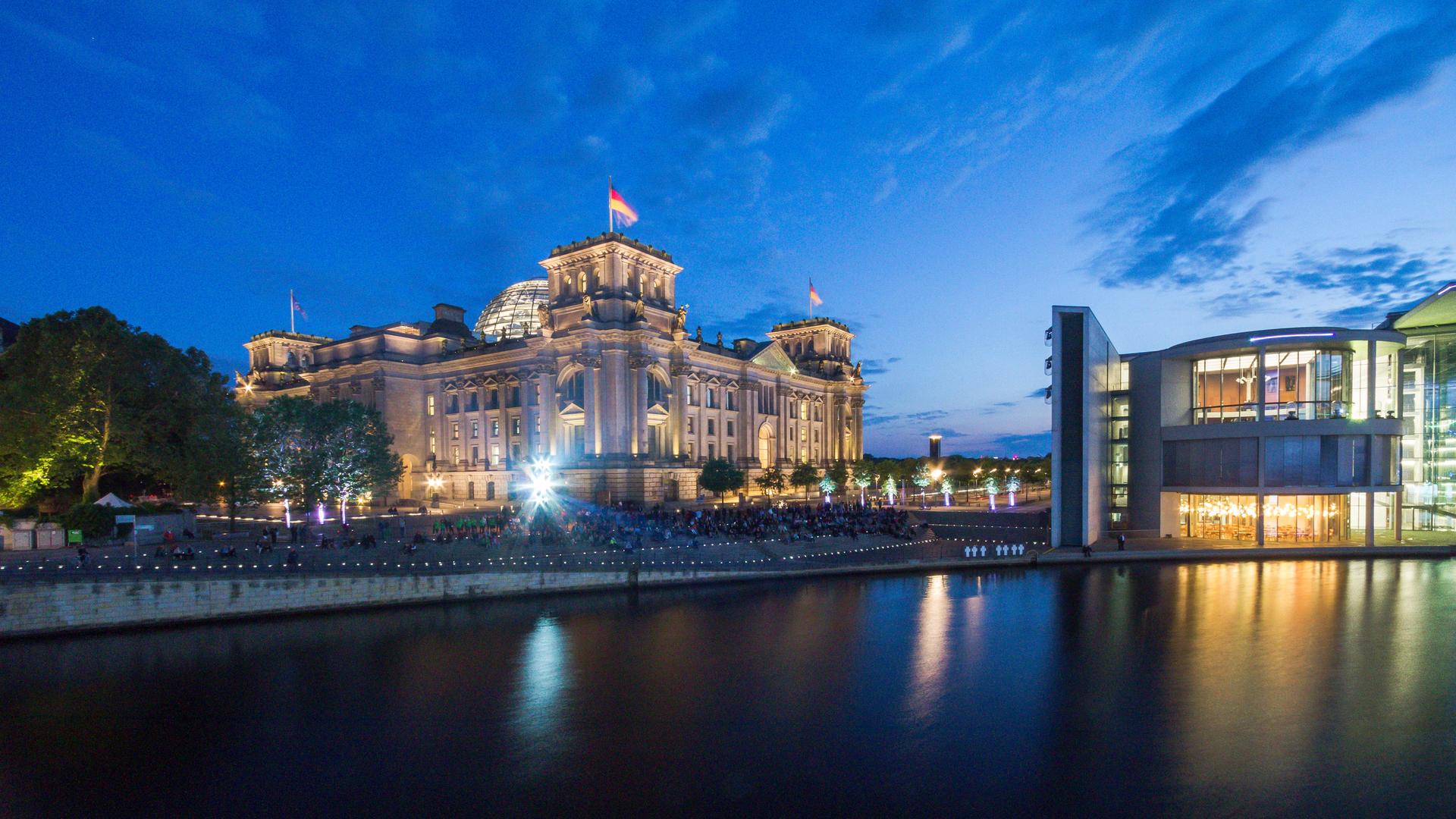 Panorama des Berliner Reichstags neben dem Deutschen Bundestag bei Nacht. Panorama des Berliner Reichstags neben dem Deutschen Bundestag bei Nacht.