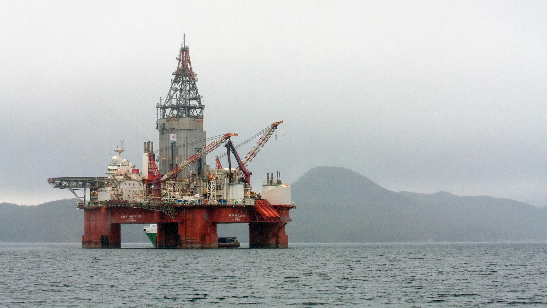 Die Bohrinsel West Hercules im Skaanevik-Fjord im Westen Norwegens