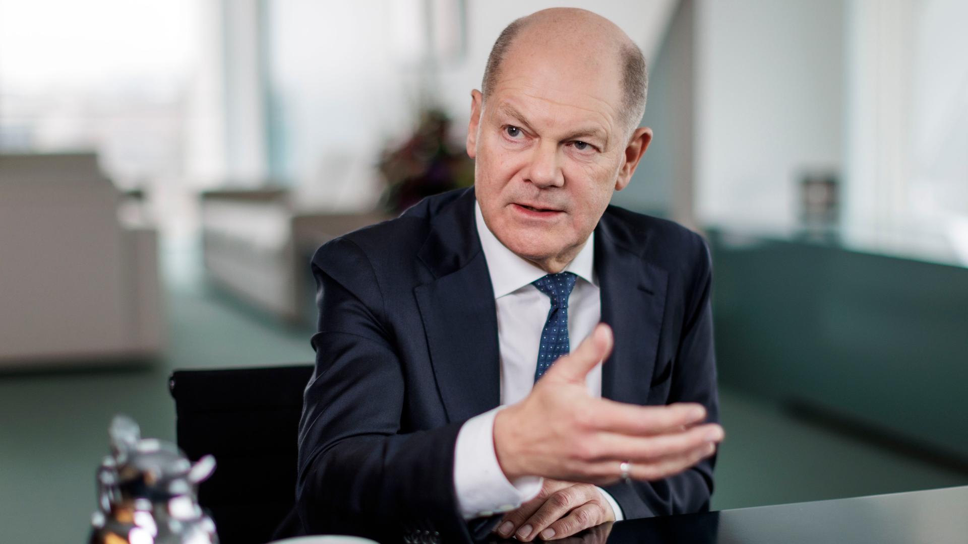 Olaf Scholz (SPD), Bundeskanzler, aufgenommen im Rahmen eines Interviews für das RND im Bundeskanzleramt in Berlin. Er trägt Anzug und Krawatte und gestikuliert während er spricht. Olaf Scholz (SPD), Bundeskanzler, aufgenommen im Rahmen eines Interviews für das RND im Bundeskanzleramt in Berlin. Er trägt Anzug und Krawatte und gestikuliert während er spricht.