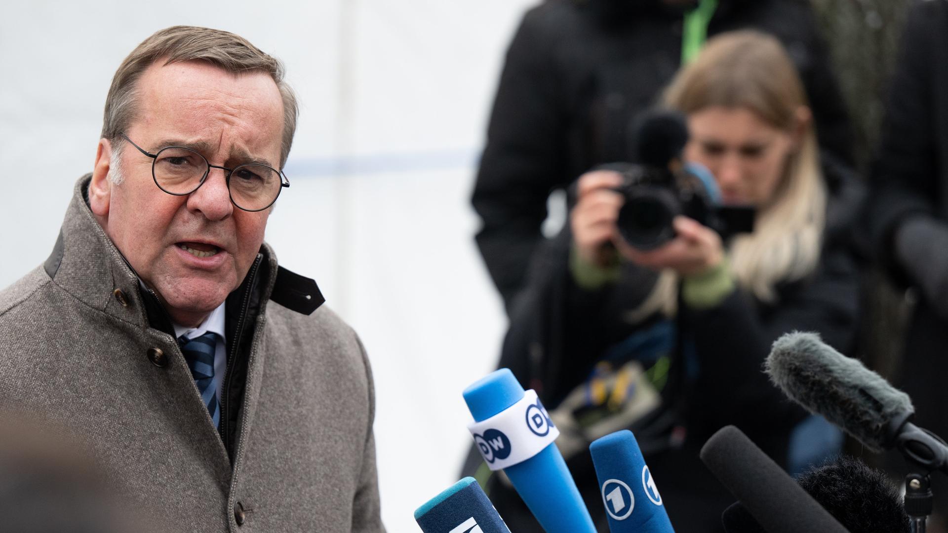 Boris Pistorius (SPD), Bundesverteidigungsminister, steht bei der 61. Münchner Sicherheitskonferenz vor dem Konferenzhotel Bayerischer Hof und gibt gegenüber Journalisten ein Statement ab. Boris Pistorius (SPD), Bundesverteidigungsminister, steht bei der 61. Münchner Sicherheitskonferenz vor dem Konferenzhotel Bayerischer Hof und gibt gegenüber Journalisten ein Statement ab.