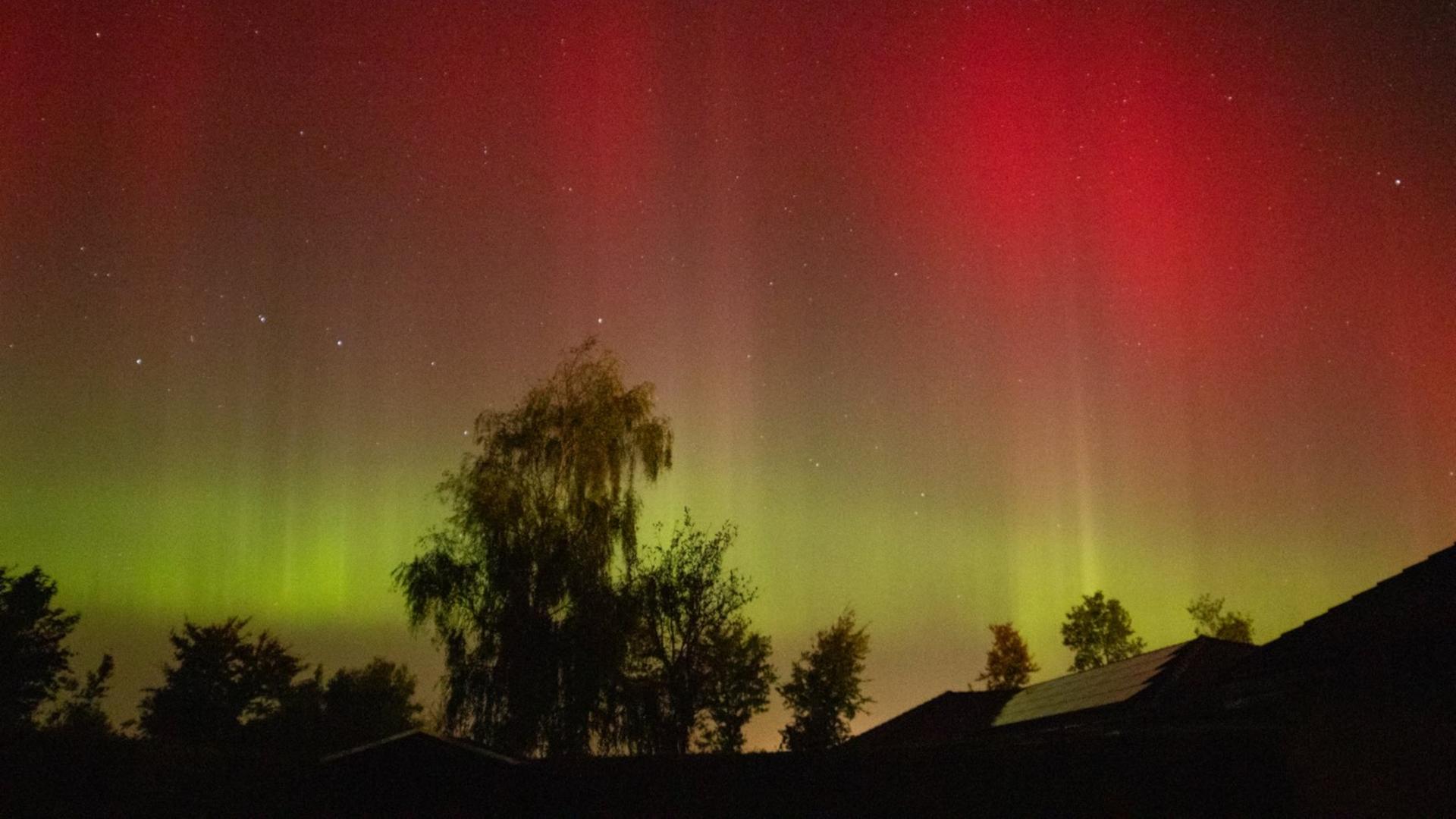 Ein rötliches und grünliches Polarlicht vor dem Großen Wagen. Die Farbe ist auf Fotografien stets etwas übertrieben, doch auch mit bloßem Auge sind oft Grün- und Rottöne zu erkennen. 