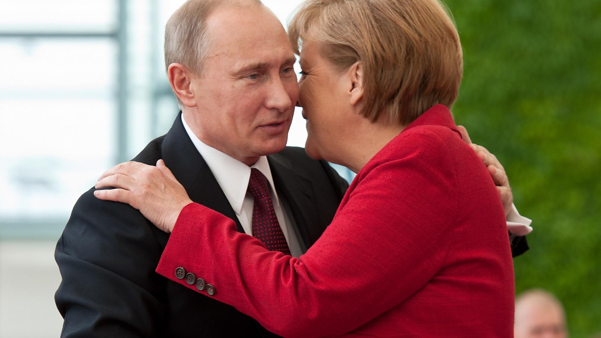 Bundeskanzlerin Angela Merkel umarmt am 1. Juni 2012 Wladimir Putin im Bundeskanzleramt in Berlin. Bundeskanzlerin Angela Merkel umarmt am 1. Juni 2012 Wladimir Putin im Bundeskanzleramt in Berlin.
