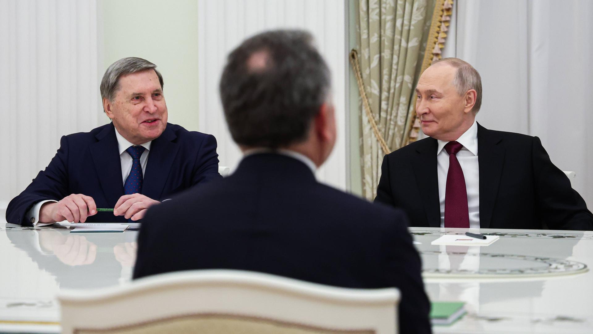 Der russische Präsident Wladimir Putin, begleitet von seinem Berater Juri Uschakow (rechts im Hintergrund), führt Gespräche mit Steve Witkoff, dem Sonderbeauftragten des US-Präsidenten, im Moskauer Kreml. Der russische Präsident Wladimir Putin, begleitet von seinem Berater Juri Uschakow (rechts im Hintergrund), führt Gespräche mit Steve Witkoff, dem Sonderbeauftragten des US-Präsidenten, im Moskauer Kreml.