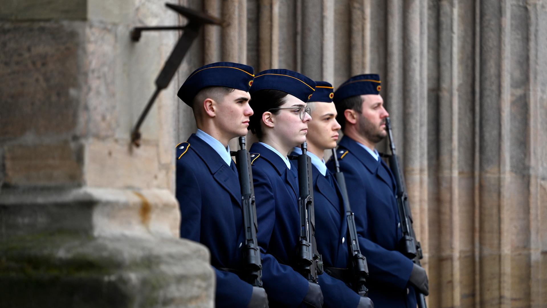Rekruten und Rekrutinnen der Bundeswehr stehen mit einem Gewehr in der Hand bei einem öffentlichen Gelöbnis der Bundeswehr in Nürnberg stramm.
