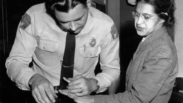 Am 22. Februar 1956 nimmt ein Polizist in Montgomery den Fingerabdruck von Rosa Parks an. Am 22. Februar 1956 nimmt ein Polizist in Montgomery den Fingerabdruck von Rosa Parks an.