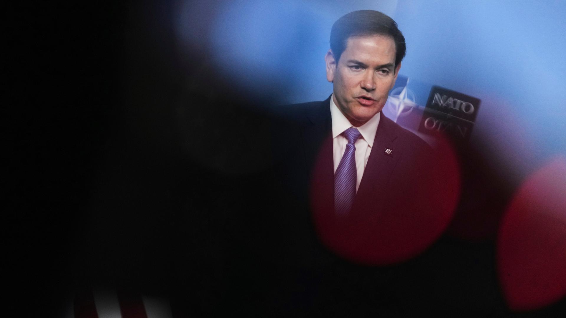 US-Außenminister Marco Rubio spricht in ein Mikrofon US-Außenminister Marco Rubio spricht in ein Mikrofon