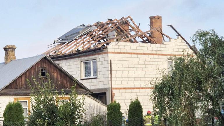 Ein schwer beschädigtes Haus im Dorf Wyryki im Osten von Polen. Das Dach ist nicht mehr zu sehen, der Dachstuhl beschädigt, nachdem russische Drohnen in den polnischen Luftraum eingedrungen sind und eine in das Haus eingeschlagen ist. Ein schwer beschädigtes Haus im Dorf Wyryki im Osten von Polen. Das Dach ist nicht mehr zu sehen, der Dachstuhl beschädigt, nachdem russische Drohnen in den polnischen Luftraum eingedrungen sind und eine in das Haus eingeschlagen ist.
