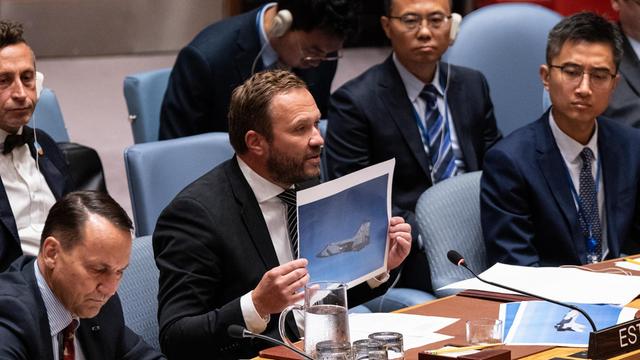 Der Außenminister Estlands, Margus Tsahkna, zeigt ein Foto eines russischen Kampfjets während der Beratung des UN-Sicherheitsrates. Der Außenminister Estlands, Margus Tsahkna, zeigt ein Foto eines russischen Kampfjets während der Beratung des UN-Sicherheitsrates.