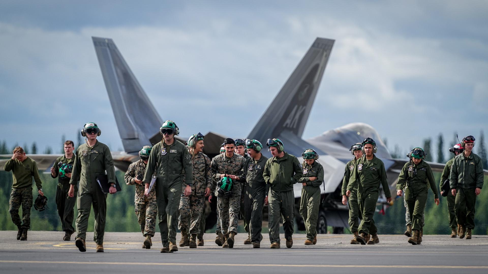 US-Soldaten gehen an einem F-22 Kampfjet bei der Nato-Übung „Arctic Defender 2024“ auf der Eielson Air Force Base bei Fairbanks im US-Bundesstaat Alaska vorbei. US-Soldaten gehen an einem F-22 Kampfjet bei der Nato-Übung „Arctic Defender 2024“ auf der Eielson Air Force Base bei Fairbanks im US-Bundesstaat Alaska vorbei.