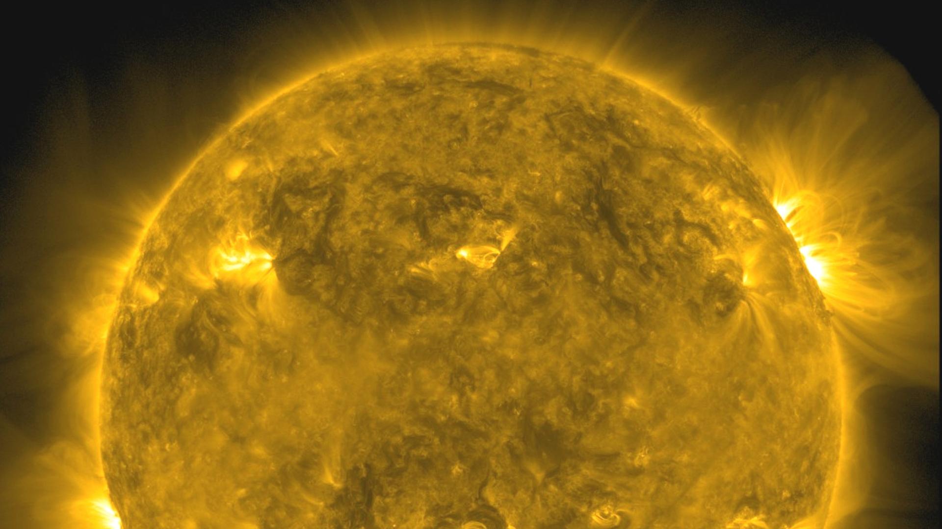 Eine Teleskopaufnahme zeigt die Sonne und Aktivitäten in ihrer Atmosphäre in Großaufnahme.