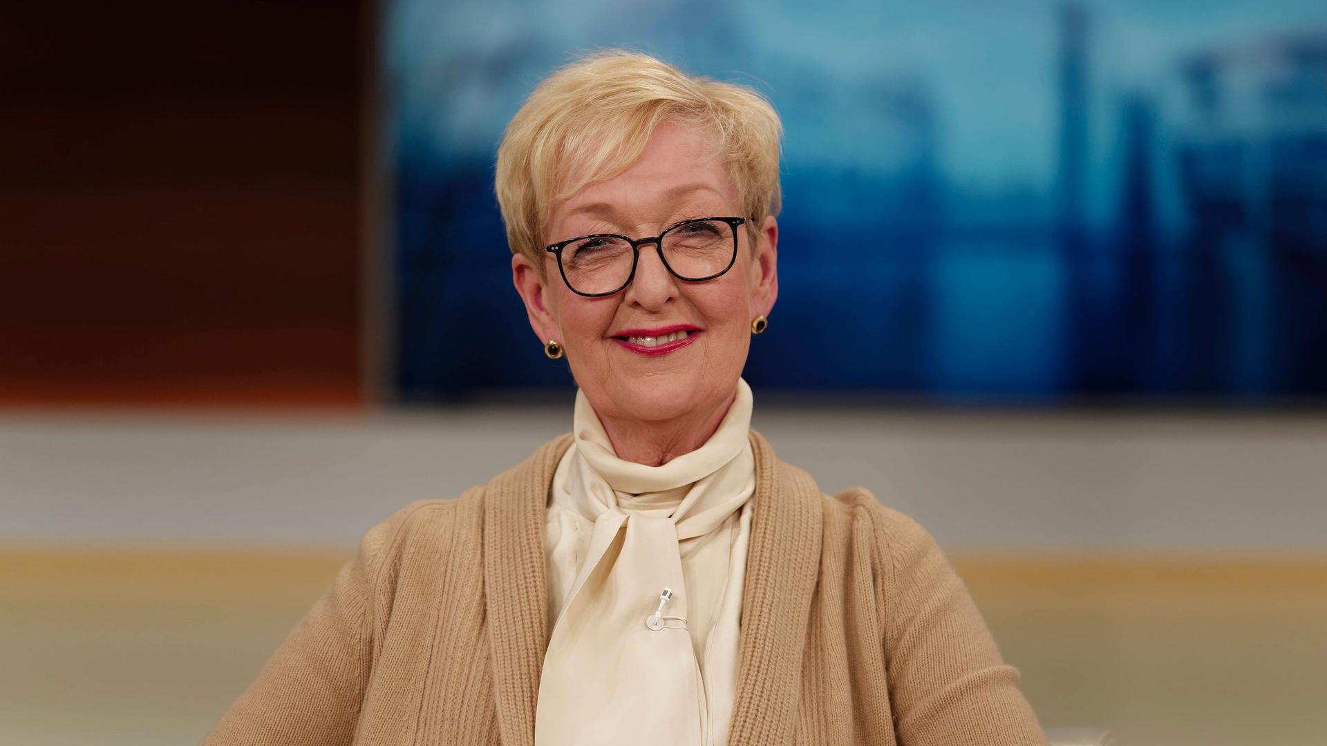 Stefanie Babst in einer Talkrunde bei Anne Will. Sie trägt beige Kleidung und schaut in die Kamera. Im Hintergrund ist das Blau des Studios zu sehen. Stefanie Babst in einer Talkrunde bei Anne Will. Sie trägt beige Kleidung und schaut in die Kamera. Im Hintergrund ist das Blau des Studios zu sehen.