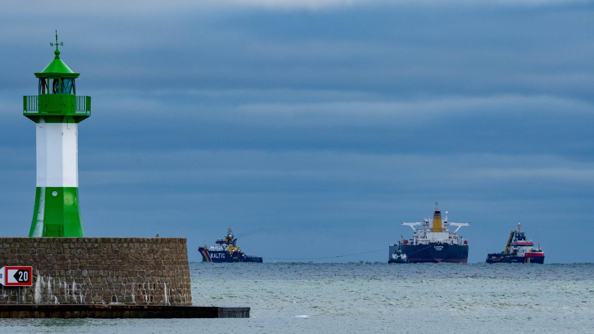 Der manövrierunfähige Tanker „Eventin“ liegt zwischen Binz und Sassnitz auf der Reede Sassnitz. Der manövrierunfähige Tanker „Eventin“ liegt zwischen Binz und Sassnitz auf der Reede Sassnitz.