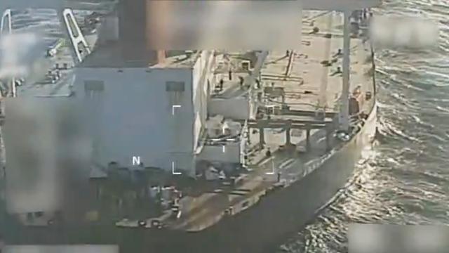 Video-Screenshot zeigt einen teilweise unkenntlich gemachten großen Tanker.