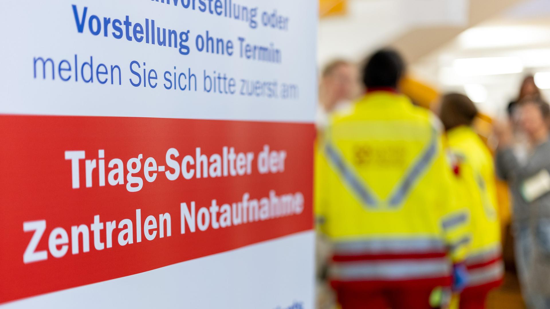 "Triage-Schalter der Zentralen Notaufnahme" steht auf einem Banner, im Hintergrund stehen Rettungskräfte.
