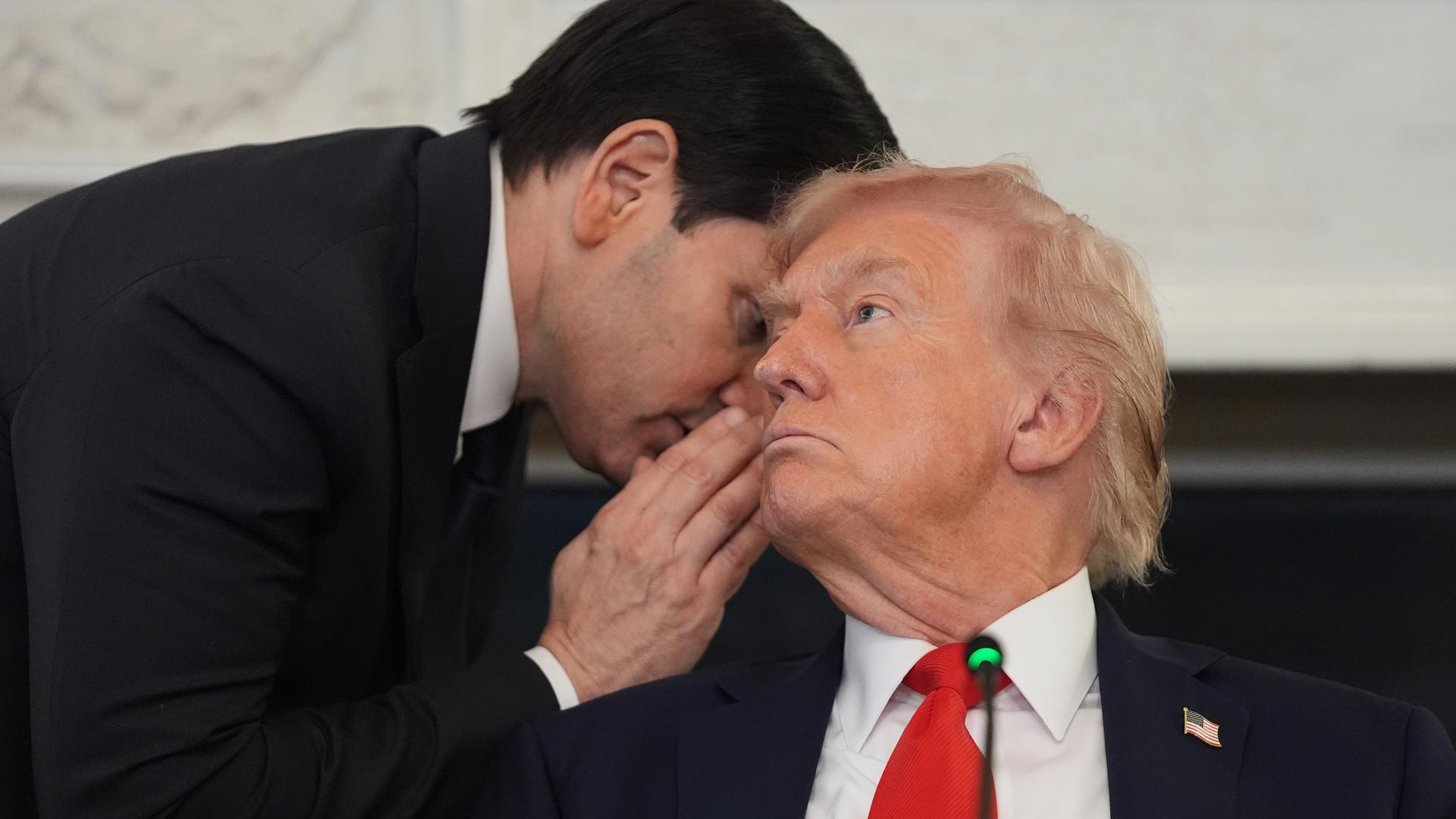 US-Außenminister Rubio flüstert US-Präsident Trump während einer Pressekonferenz etwas ins Ohr.
