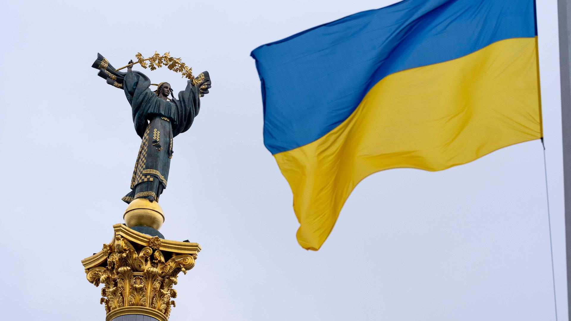 Eine blau-gelbe ukrainische Flagge weht vor dem Unabhänigkeitsmonument in der Hauptstadt Kiew. Eine blau-gelbe ukrainische Flagge weht vor dem Unabhänigkeitsmonument in der Hauptstadt Kiew.