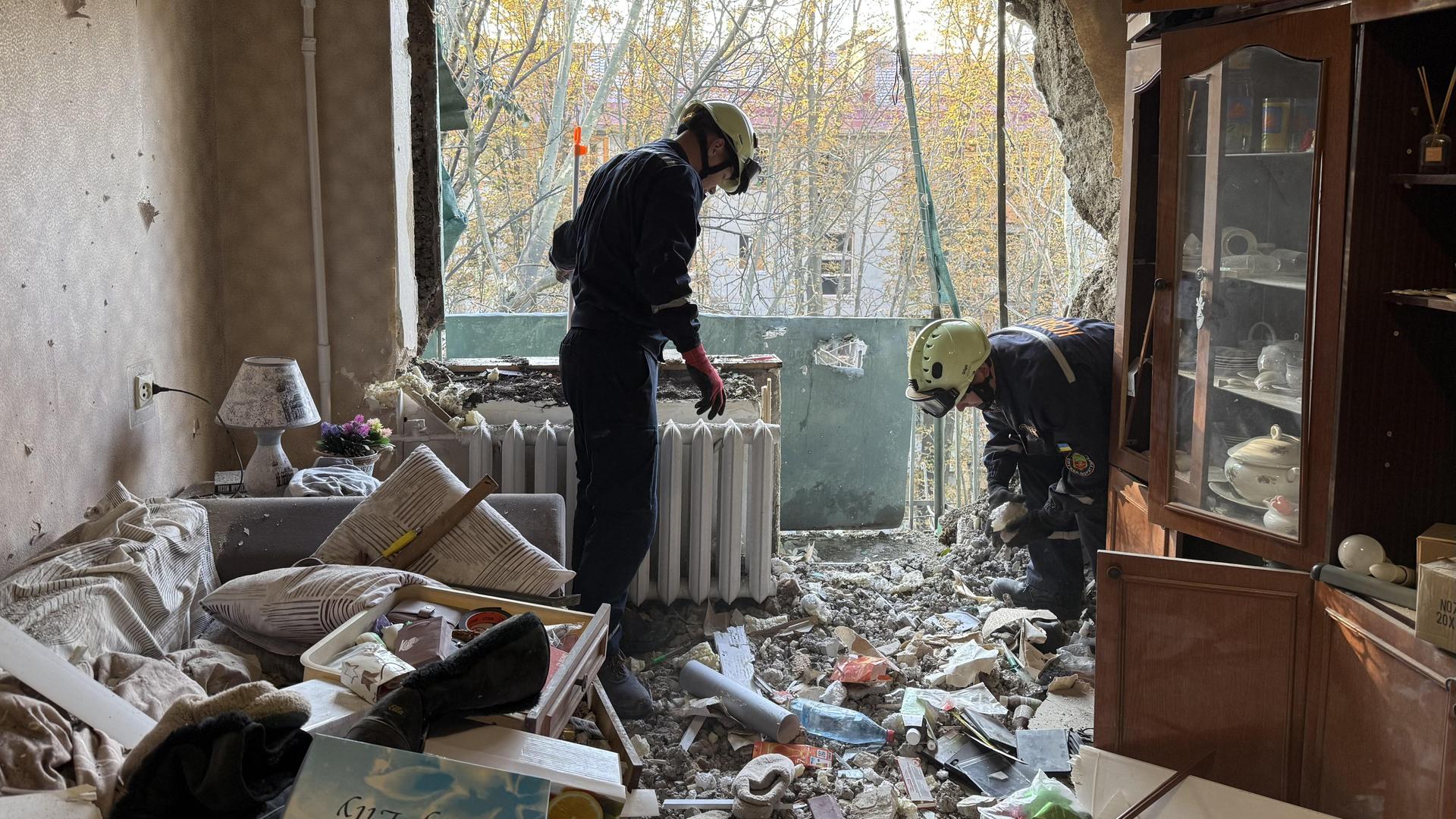 Zivile Helfer beseitigen Schäden nach einemrussischen Angriff auf ein Wohnhaus in der Stadt Saporischschja im Süden der Ukraine. Zivile Helfer beseitigen Schäden nach einemrussischen Angriff auf ein Wohnhaus in der Stadt Saporischschja im Süden der Ukraine.