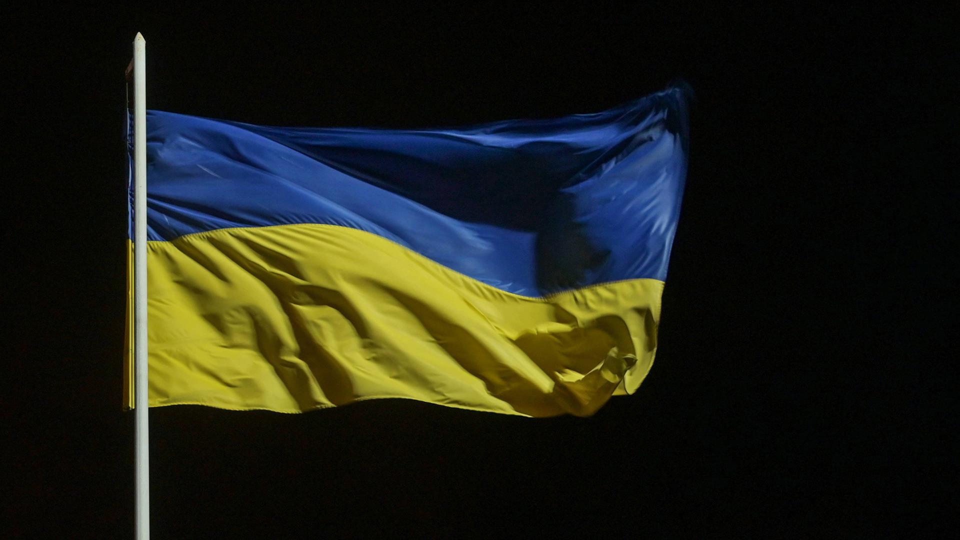 Eine blau-gelbe Flagge der Ukraine weht im Wind. Eine blau-gelbe Flagge der Ukraine weht im Wind.
