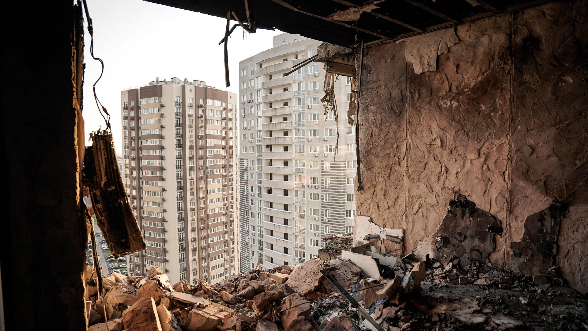 Verbrannte Trümmer in einem Apartmentgebäude, das November 2025 in Kiew von einem russischen Luftangriff getroffen wurde. Verbrannte Trümmer in einem Apartmentgebäude, das November 2025 in Kiew von einem russischen Luftangriff getroffen wurde.