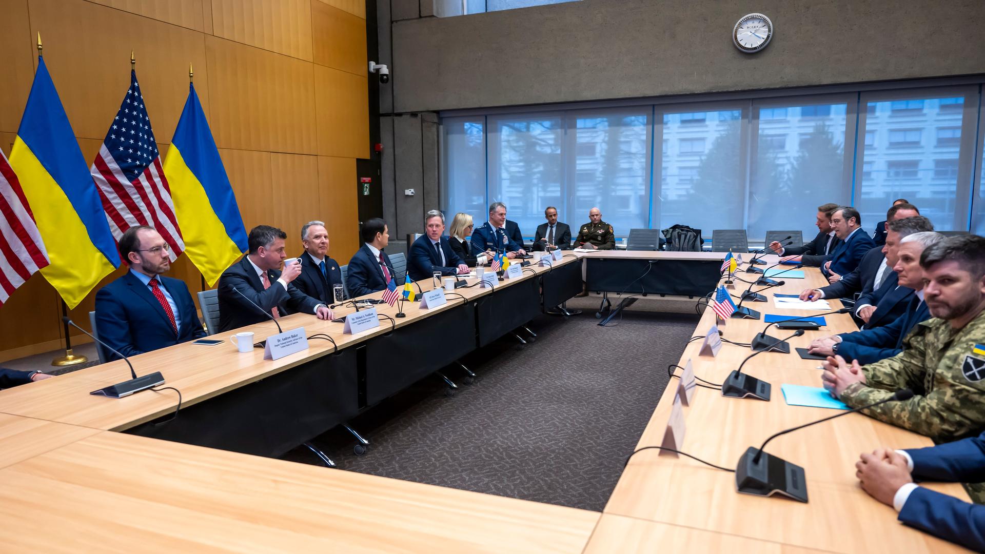 Die Delegationen der Ukraine und der USA sitzen am 23. November 2025 in Genf am Verhandlungstisch
Die Delegationen der Ukraine und der USA sitzen am 23. November 2025 in Genf am Verhandlungstisch