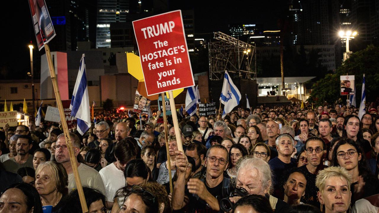 Während einer Demonstration in Tel Aviv, Israel, rufen Menschen Parolen und halten Plakate zur Unterstützung der noch immer von der Hamas festgehaltenen Geiseln hoch. Auf einem Banner ist zu lesen: Trump, das Schicksal der Geiseln liegt in Ihren Händen.