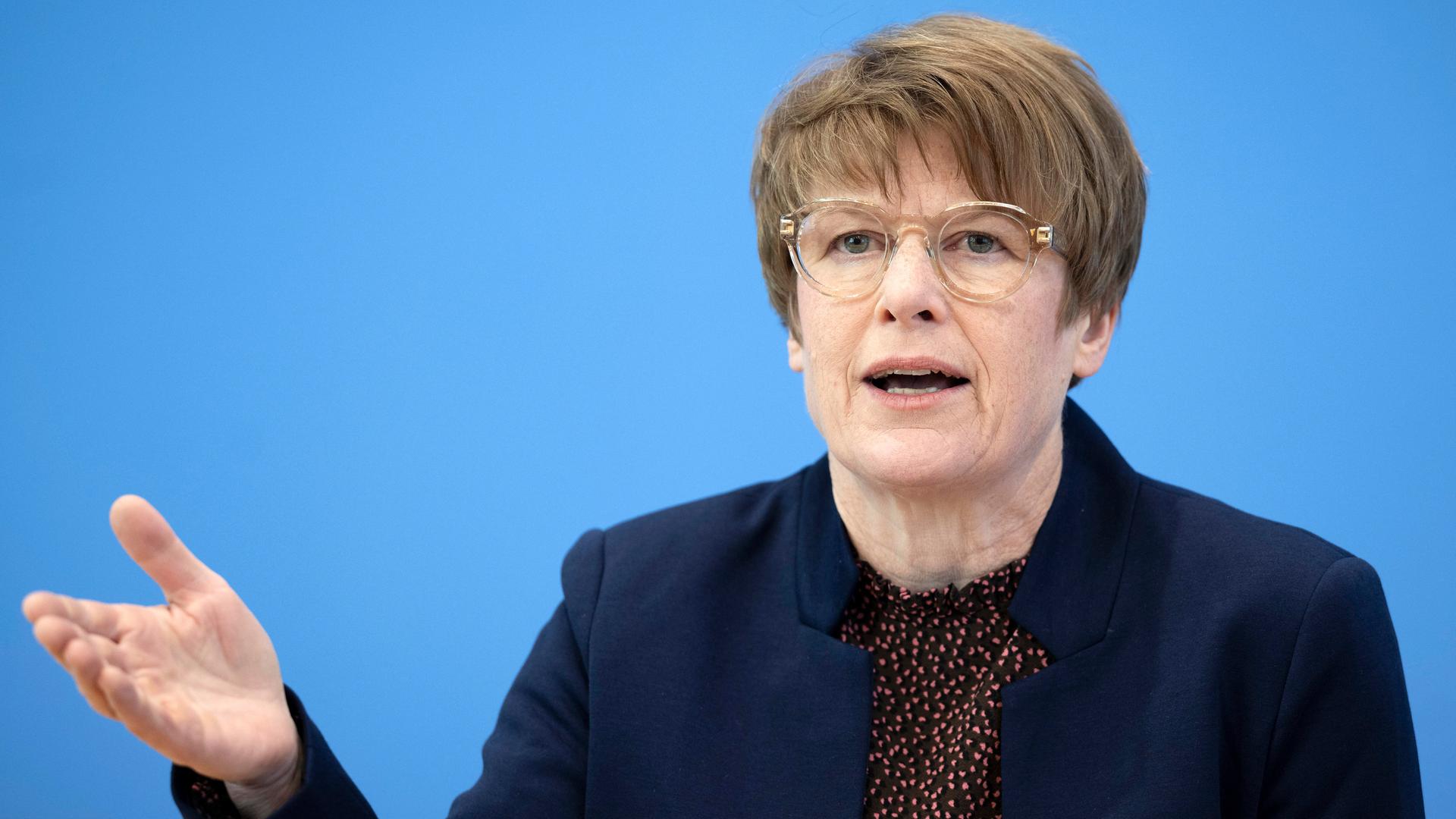 Eine Frau mit brauner Kurzhaarfrisur und Brille redet auf eine Pressekonferenz. Es ist die Ökonomin Veronika Grimm. Eine Frau mit brauner Kurzhaarfrisur und Brille redet auf eine Pressekonferenz. Es ist die Ökonomin Veronika Grimm.