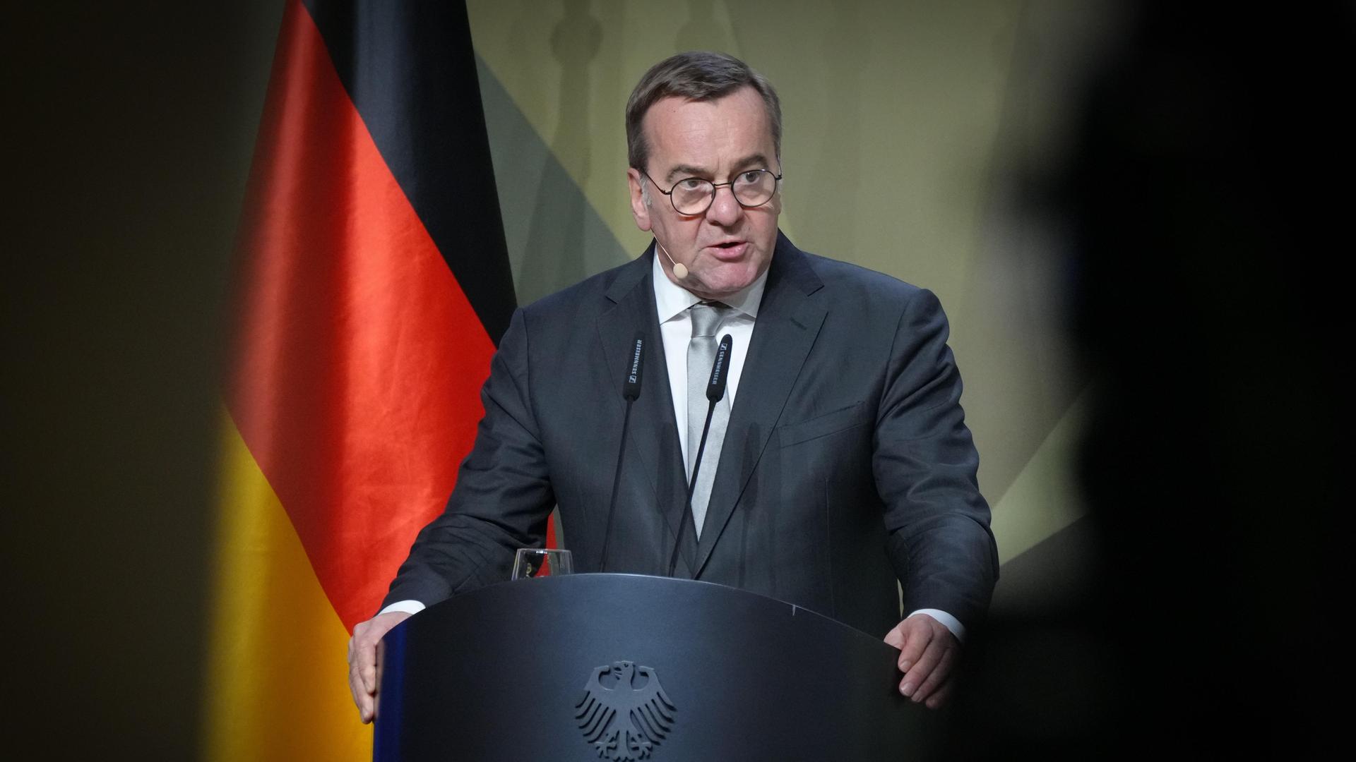 Verteidigungsminister Boris Pistorius bei seiner Rede bei der Verleihung des Preises Bundeswehr und Gesellschaft 2024 im Paul Loebe Haus in Berlin Verteidigungsminister Boris Pistorius bei seiner Rede bei der Verleihung des Preises Bundeswehr und Gesellschaft 2024 im Paul Loebe Haus in Berlin