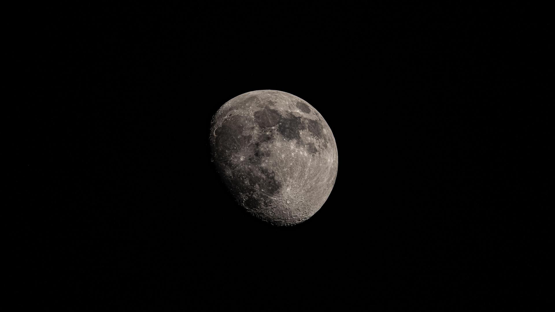 Ein Vollmond im schwarzen Weltall