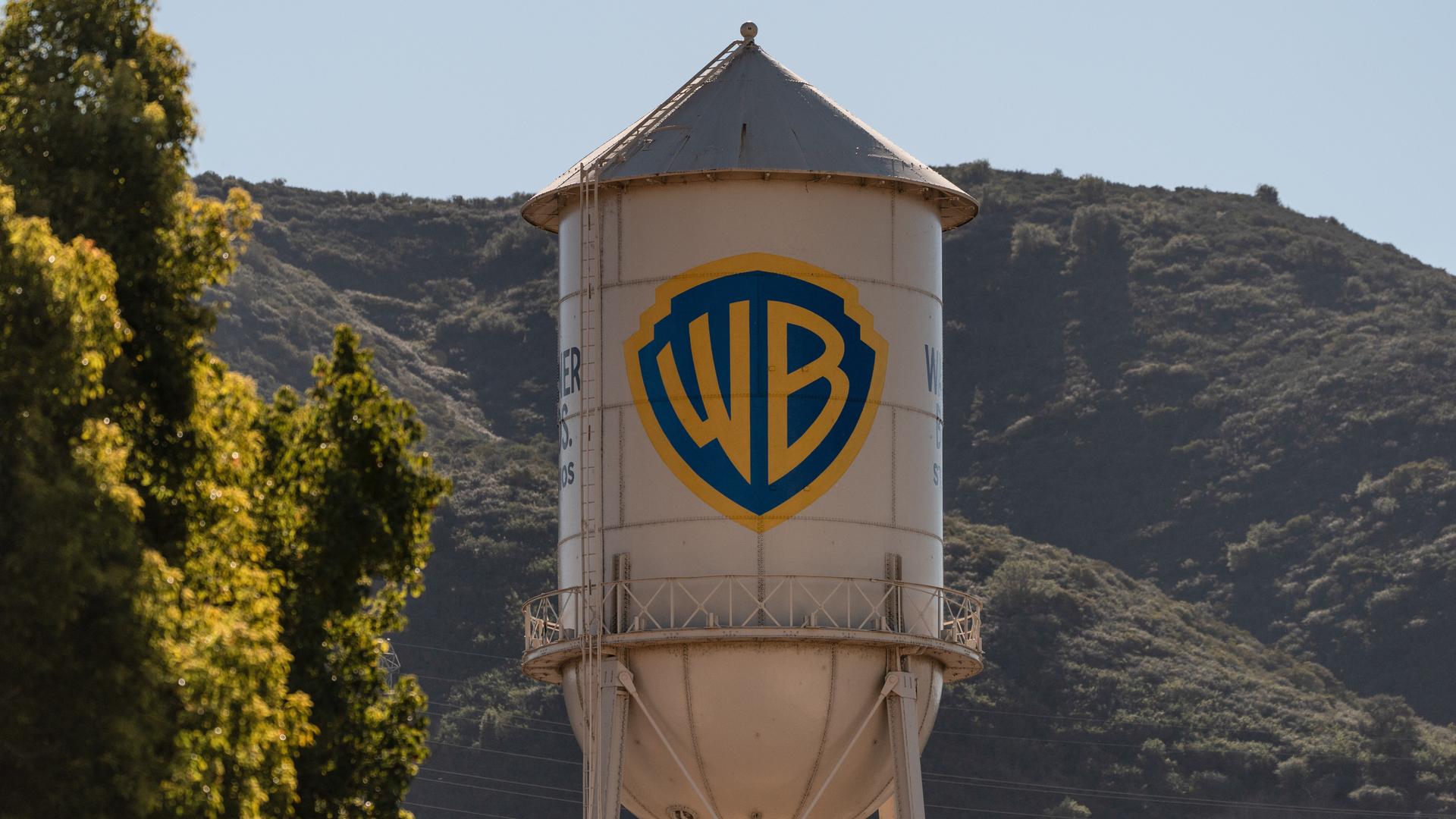 Ein Wassertank mit dem Emblem der Warner Bros.