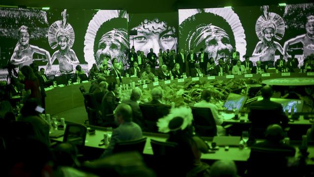 Politiker in einem Saal beim der Weltklimakonferenz in Belém in Brasilien