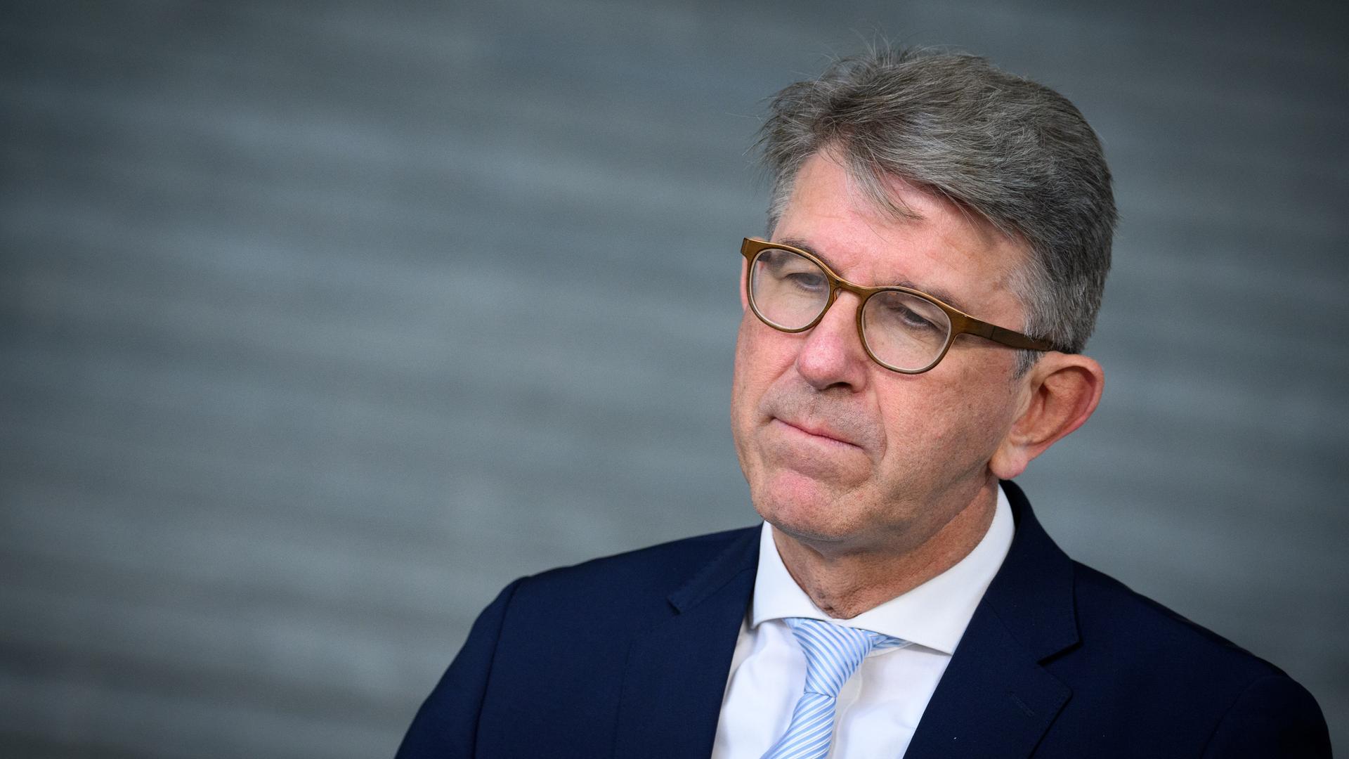 Porträt von Kulturstaatsminister Wolfram Weimer im Bundeskanzleramt