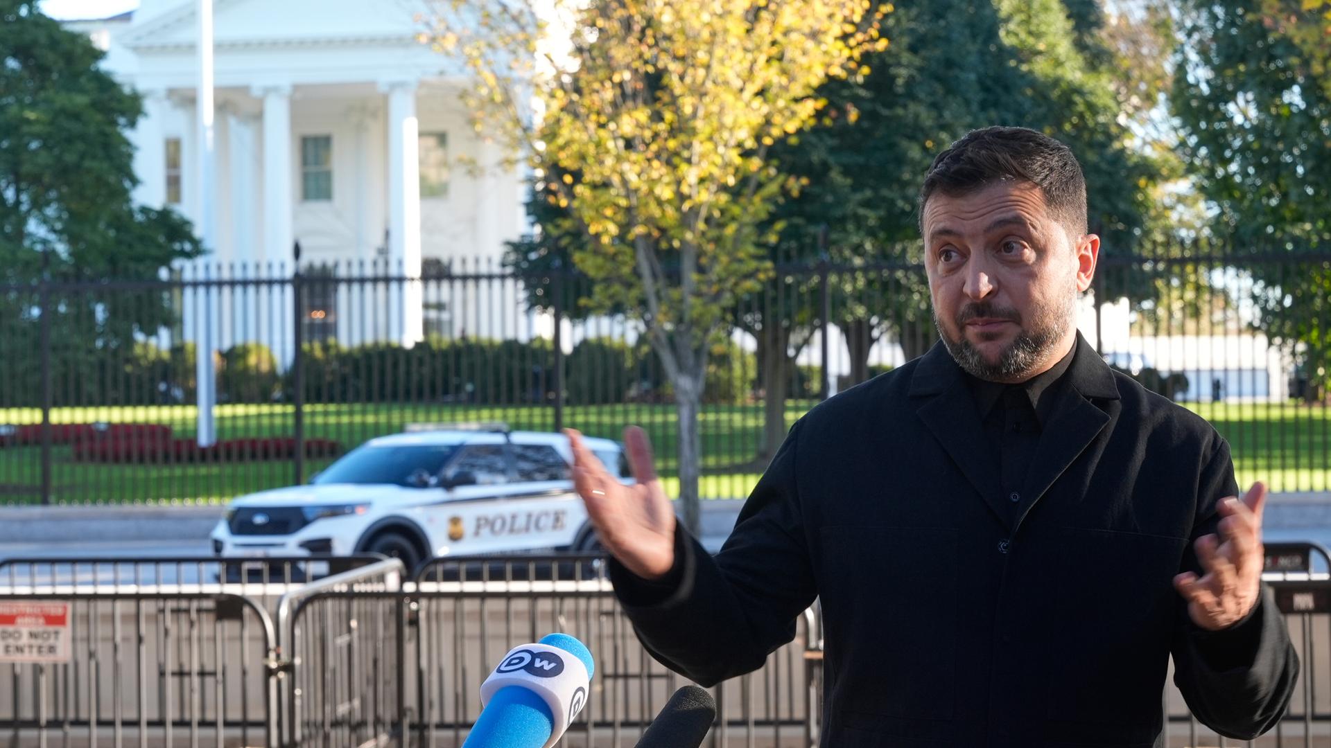 Der ukrainische Präsident Wolodymyr Selenskyj spricht in Washington im Lafayette Park in der Nähe des Weißen Hauses mit Journalisten, nachdem er ein Gespräch mit US-Präsident Donald Trump über Tomahawk-Waffen hatte. Der ukrainische Präsident Wolodymyr Selenskyj spricht in Washington im Lafayette Park in der Nähe des Weißen Hauses mit Journalisten, nachdem er ein Gespräch mit US-Präsident Donald Trump über Tomahawk-Waffen hatte.