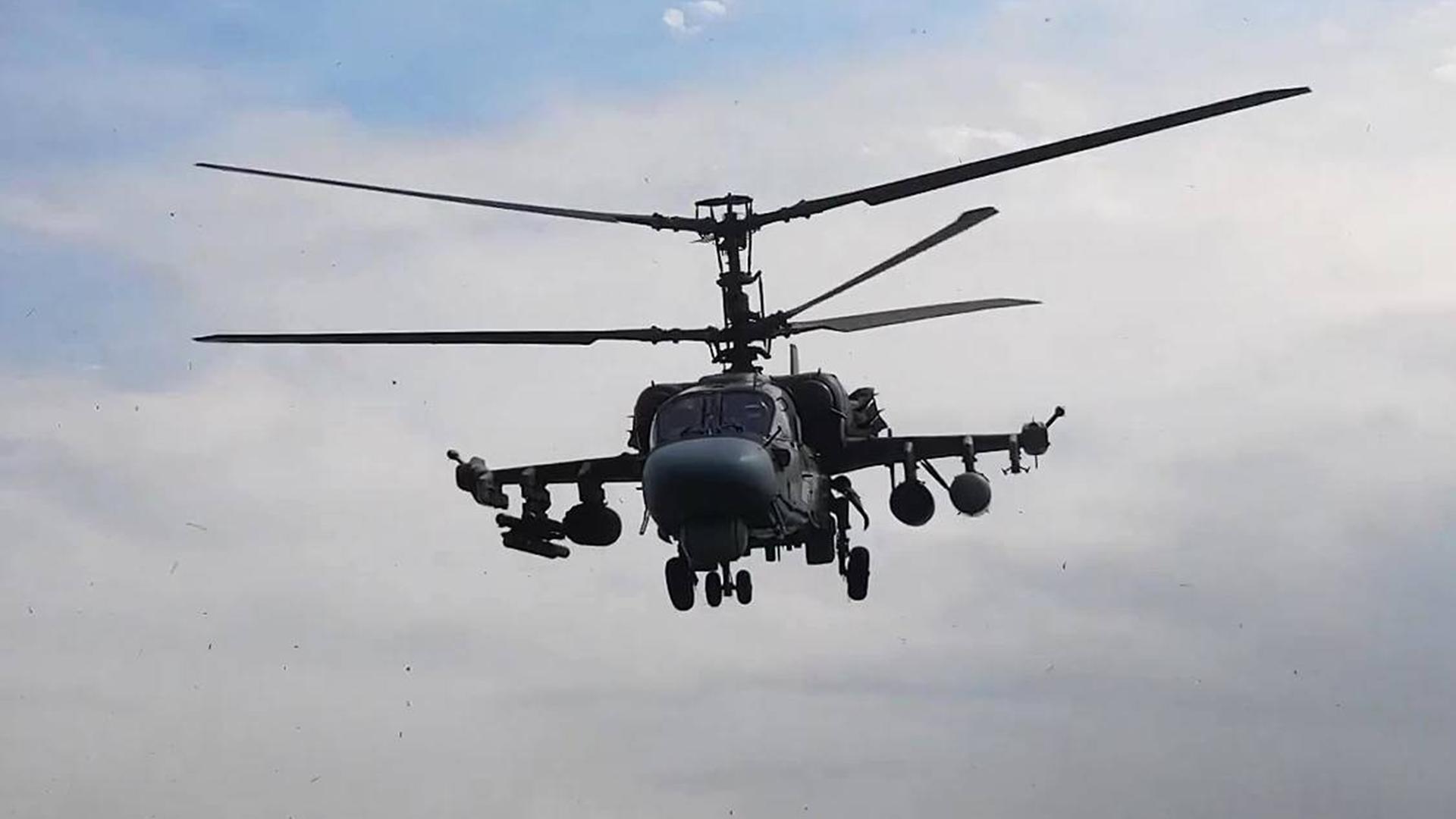 Ein vom russischen Verteidigungsministerium am 12.9.2025 veröffentlichtes Video-Standbild zeigt einen Kamow Ka-52 Kampfhubschauber, der am russisch-belarussischen Manöver Sapad 2025 teilnimmt.
Ein vom russischen Verteidigungsministerium am 12.9.2025 veröffentlichtes Video-Standbild zeigt einen Kamow Ka-52 Kampfhubschauber, der am russisch-belarussischen Manöver Sapad 2025 teilnimmt.